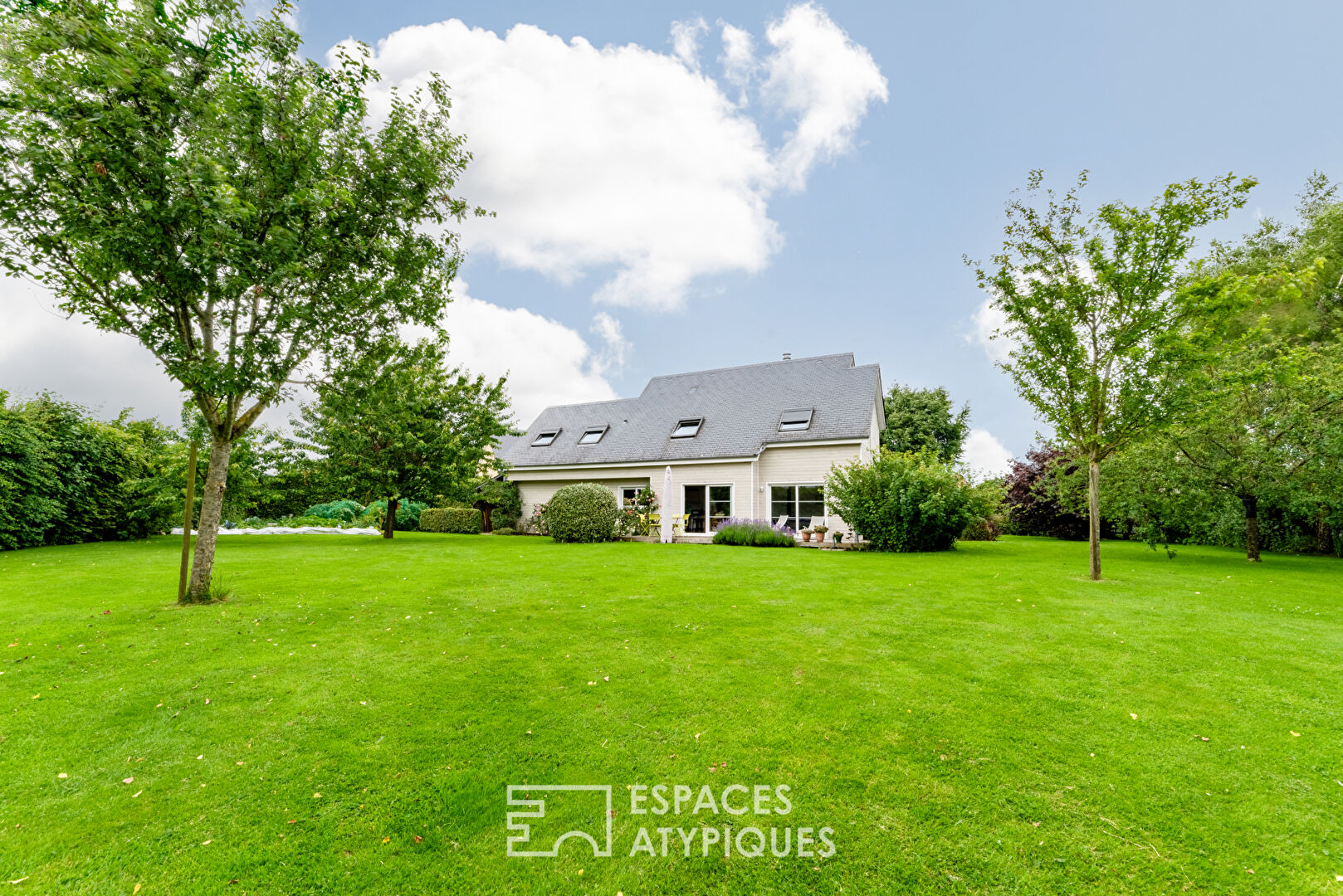 Maison d’architecte en ossature bois avec jardin paysager