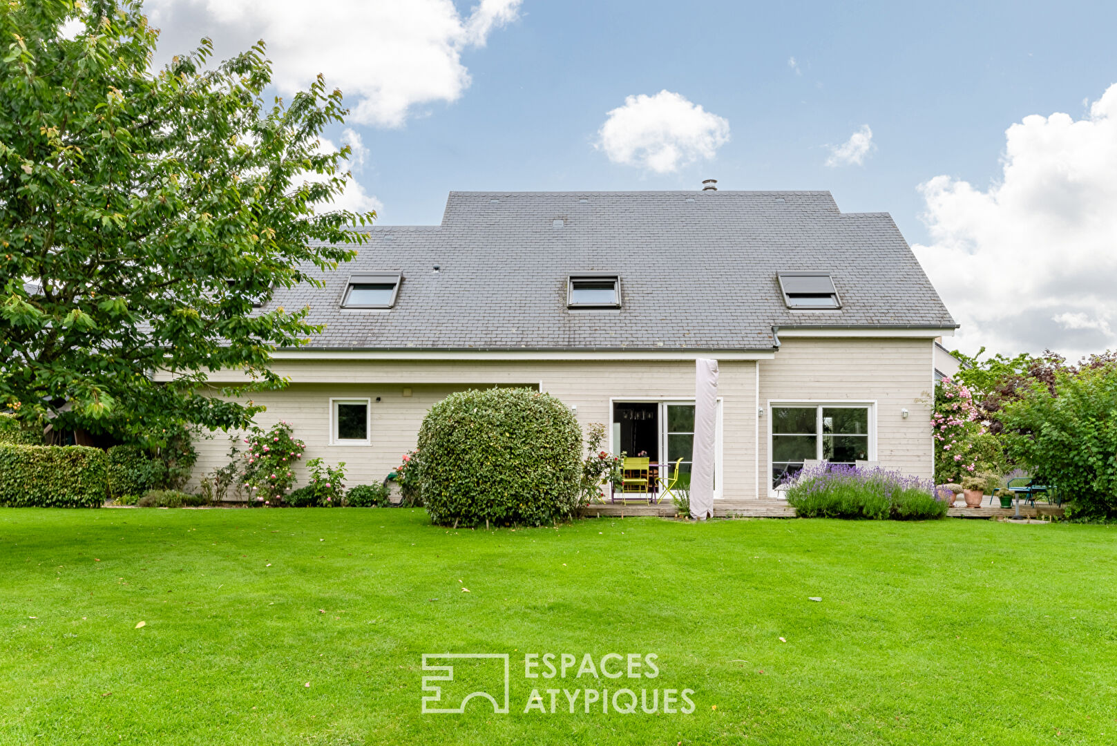 Maison d’architecte en ossature bois avec jardin paysager