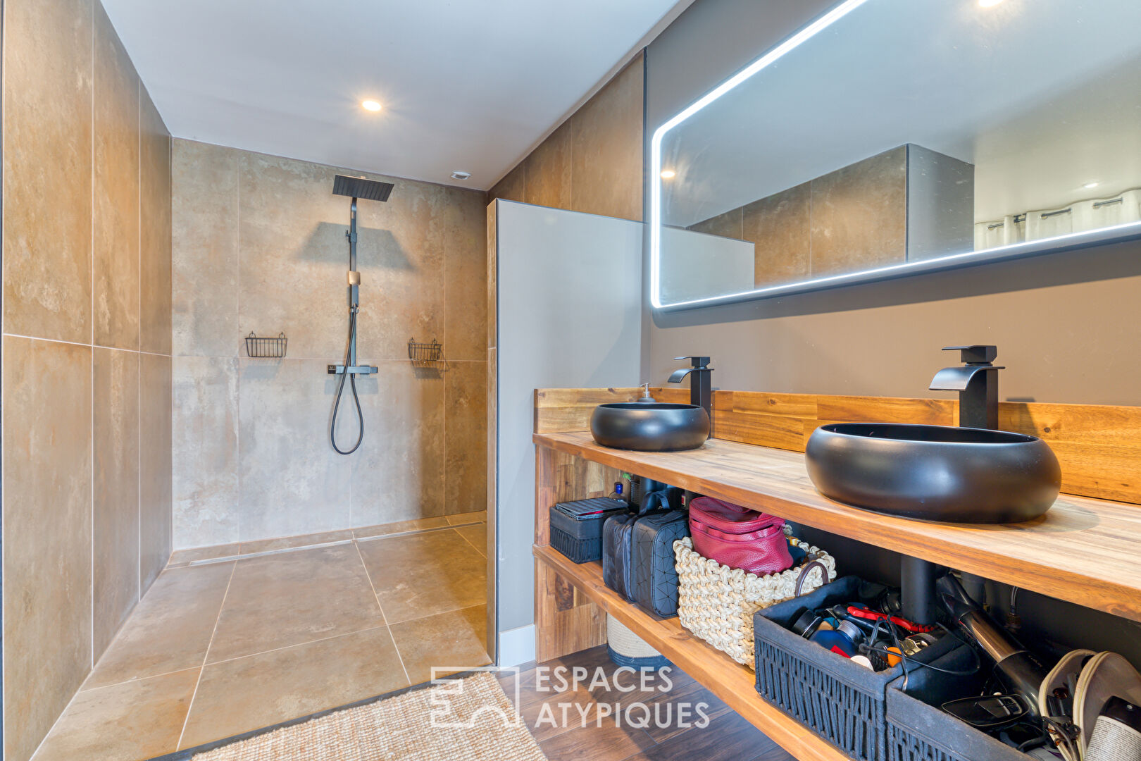 Reinvented farmhouse with independent apartment and swimming pool