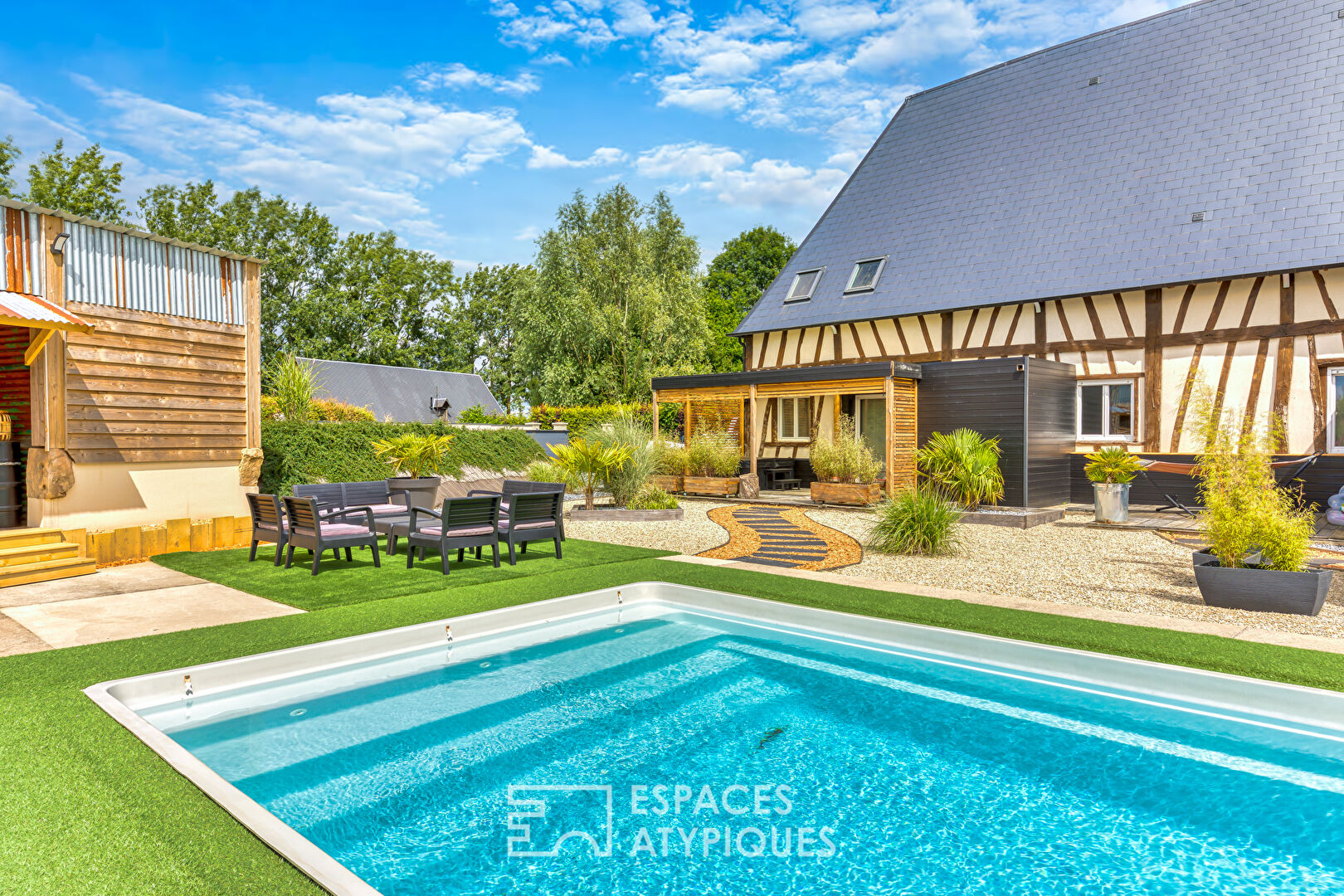 Reinvented farmhouse with independent apartment and swimming pool