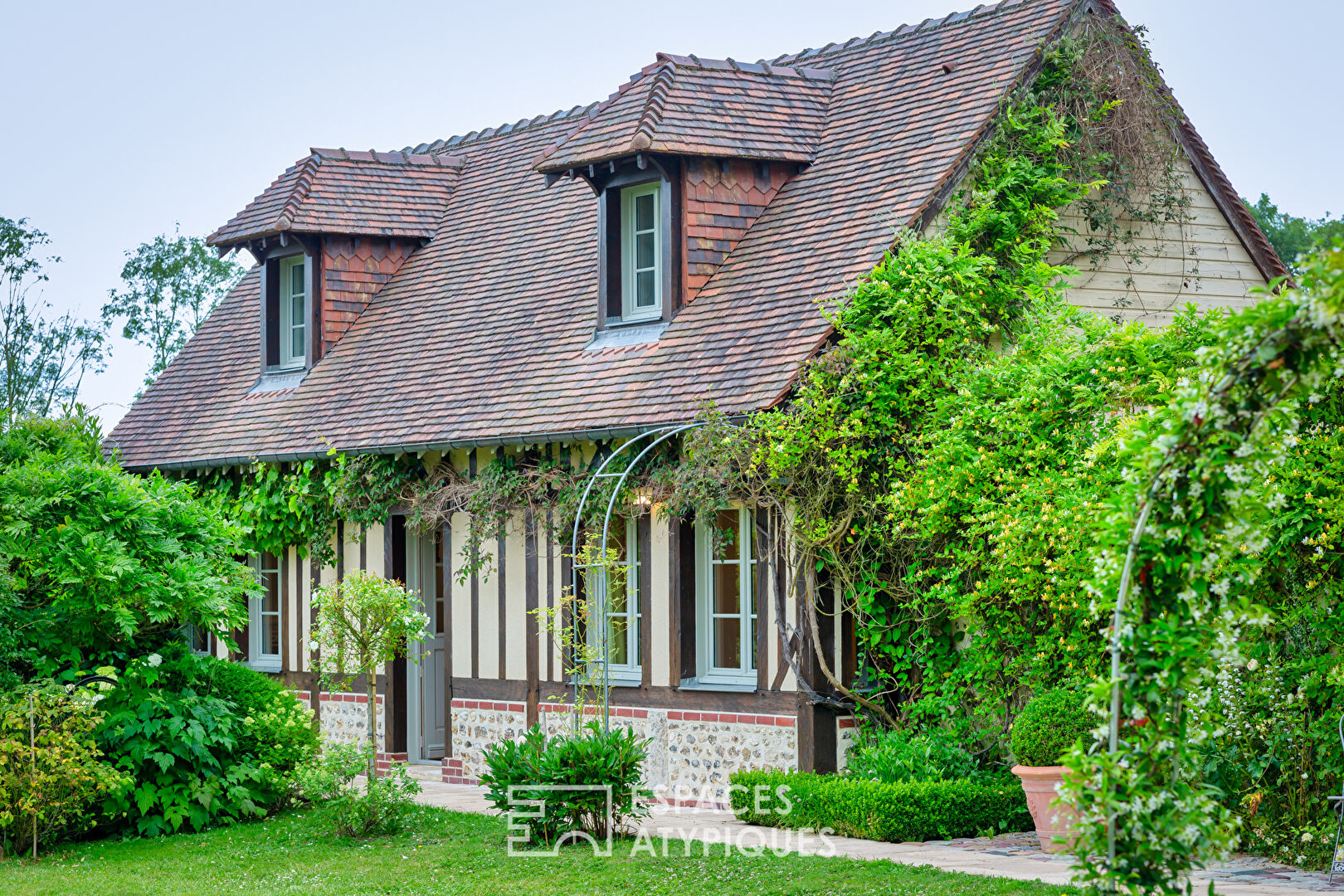 Ancien présbytère du 17e siècle avec maison d’amis