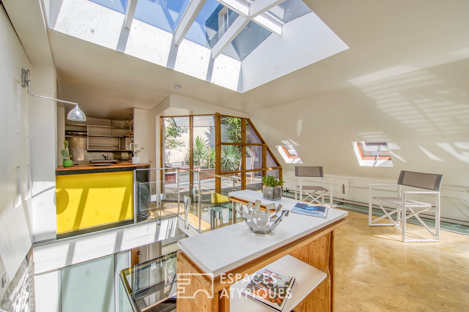 Conceptual loft with planted terrace and independent studio