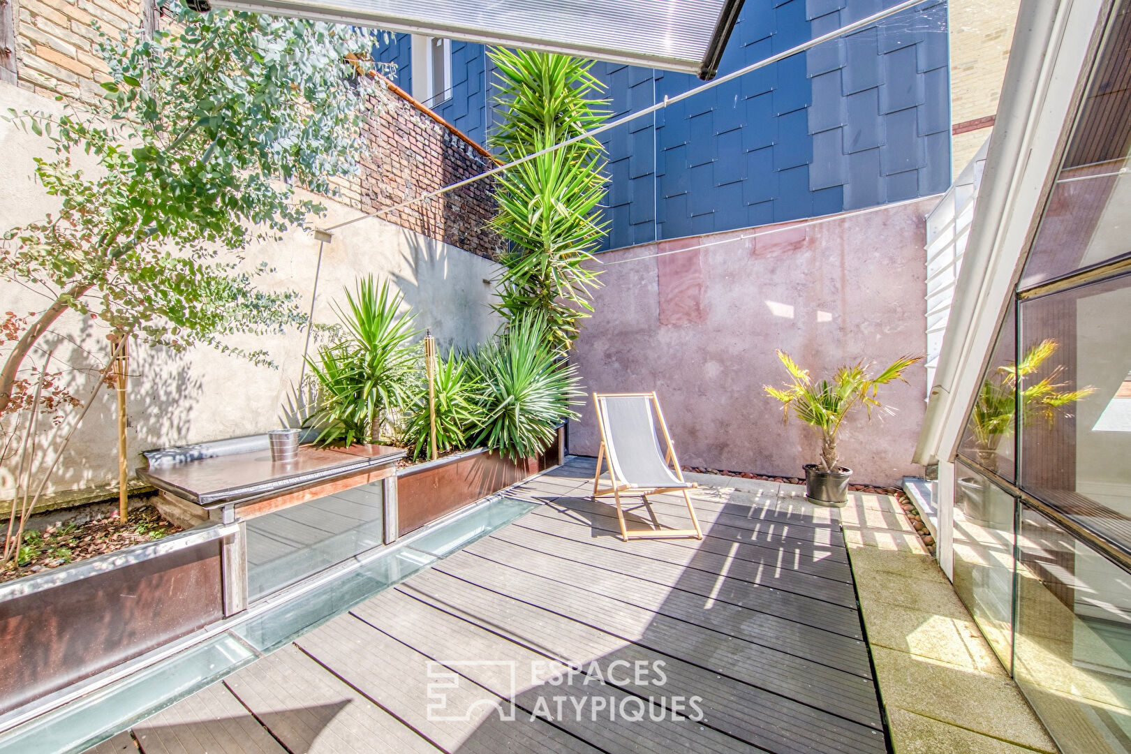 Conceptual loft with planted terrace and independent studio
