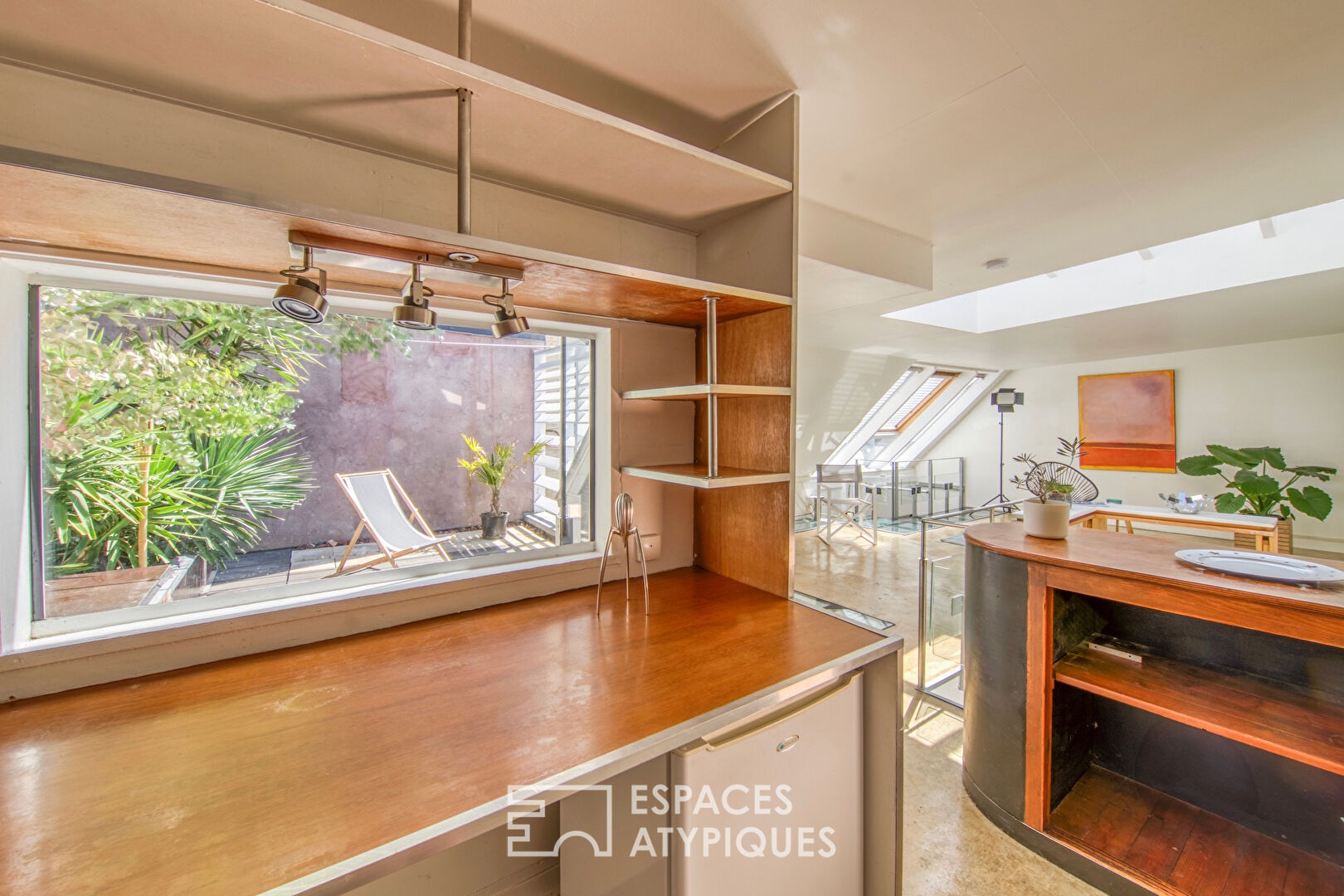 Conceptual loft with planted terrace and independent studio