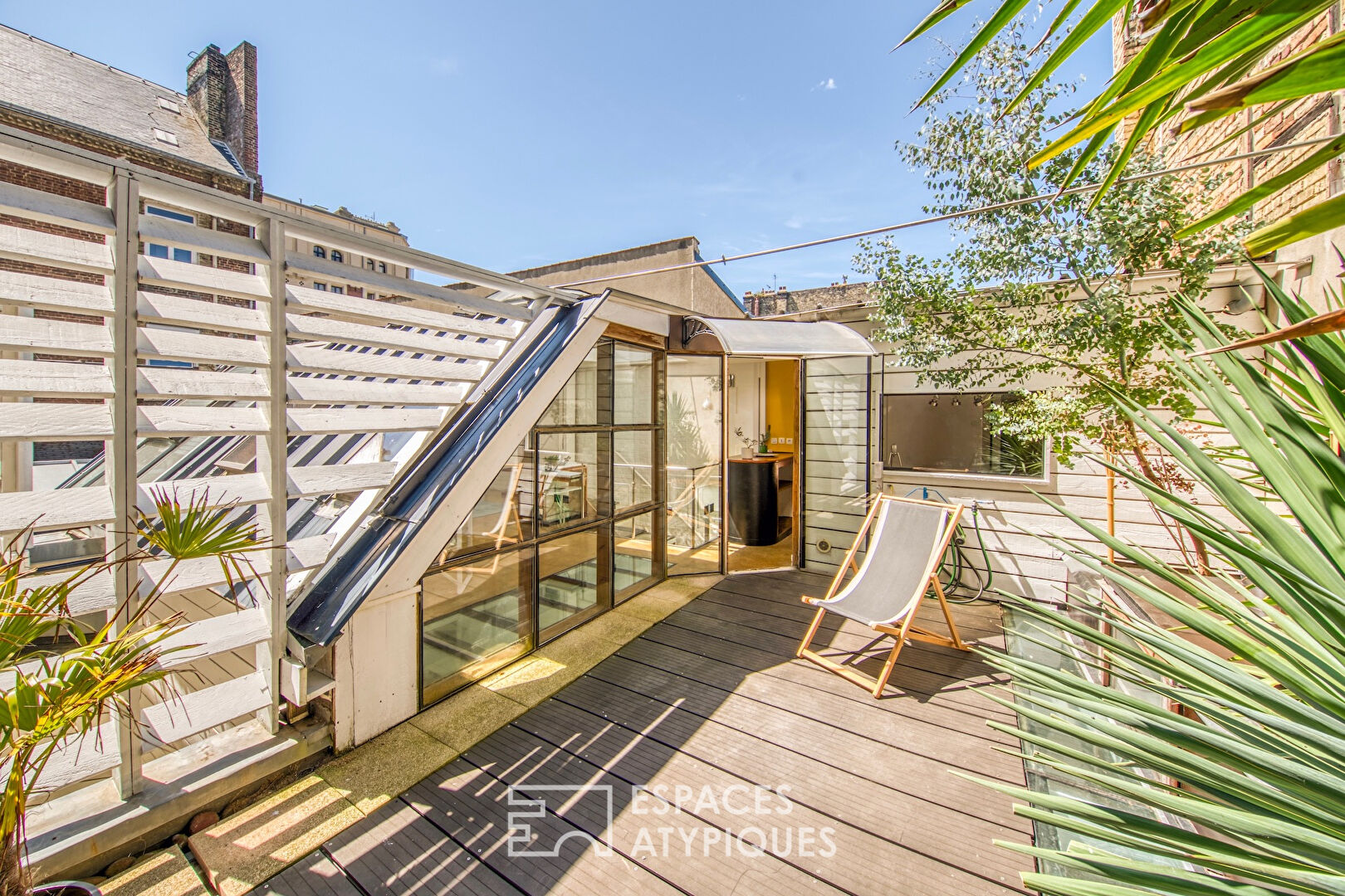 Conceptual loft with planted terrace and independent studio