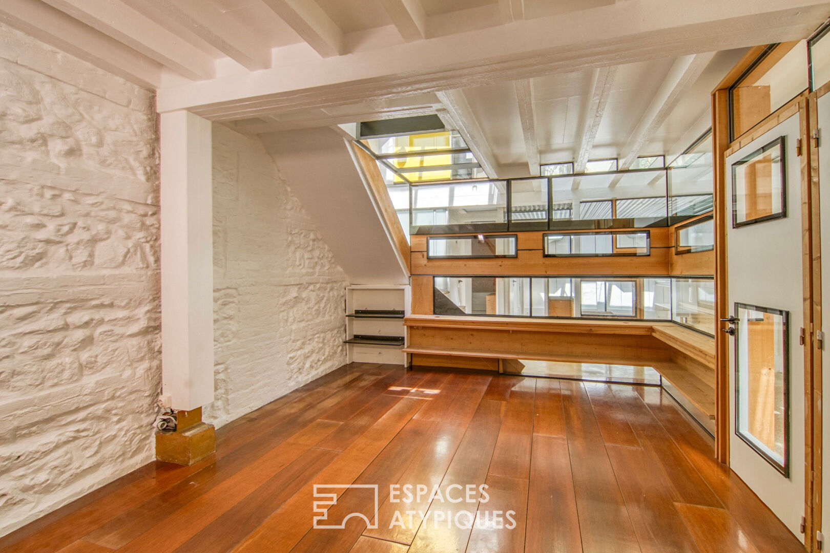 Conceptual loft with planted terrace and independent studio