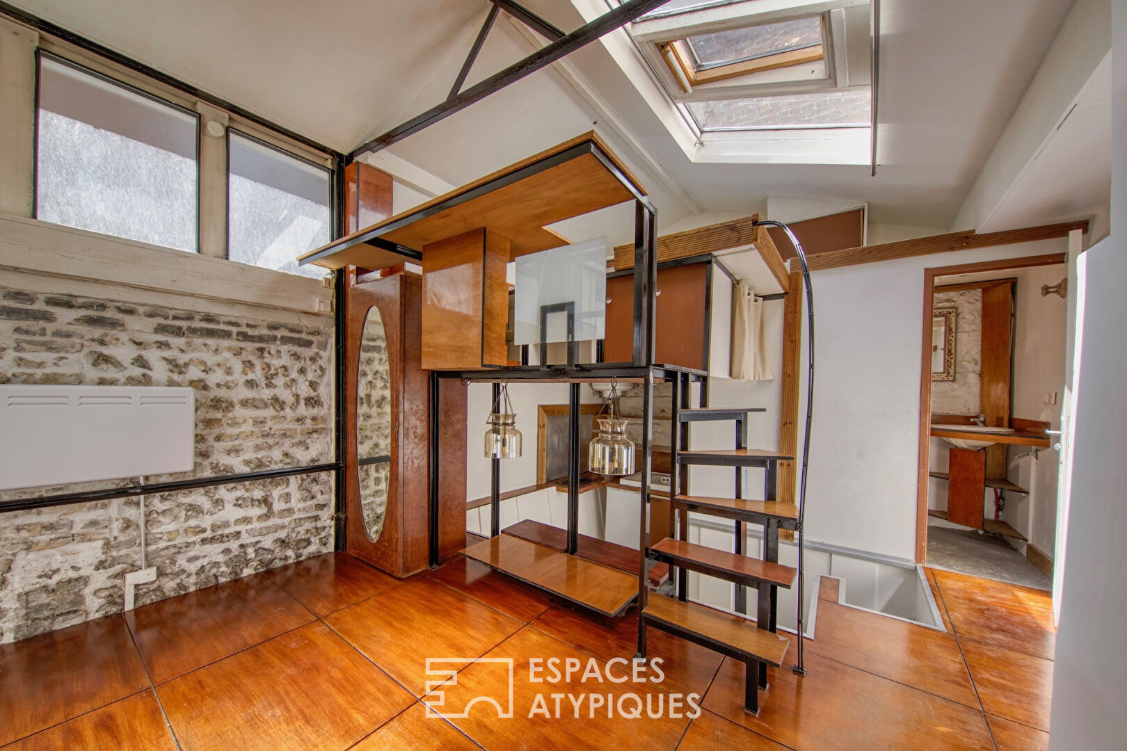 Conceptual loft with planted terrace and independent studio