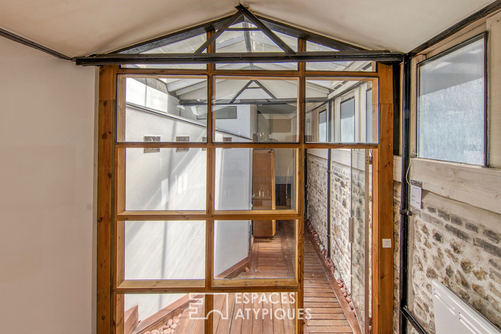 Conceptual loft with planted terrace and independent studio