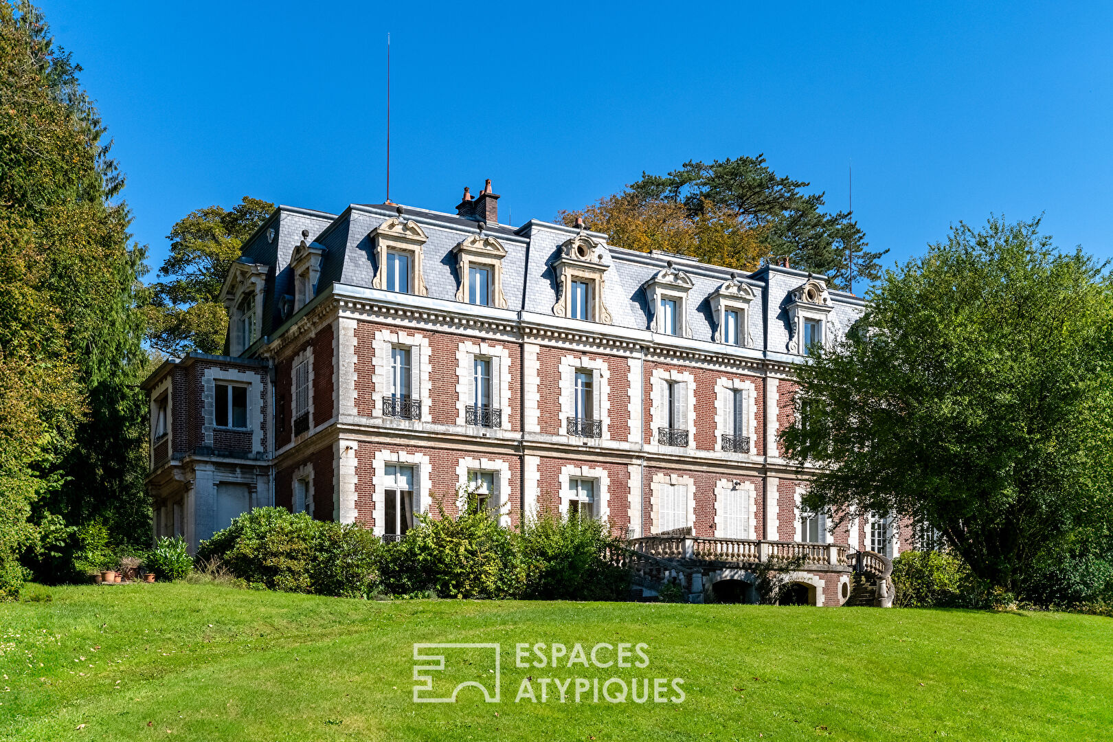 Appartement en rez de jardin au coeur d’un château du 19ème siècle