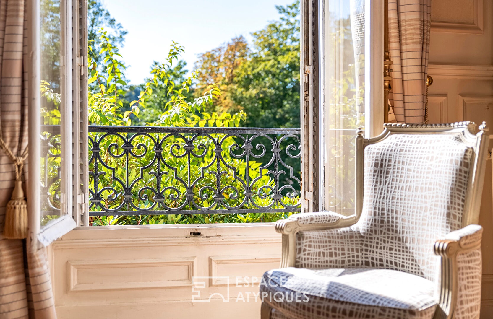 Appartement en rez de jardin au coeur d’un château du 19ème siècle