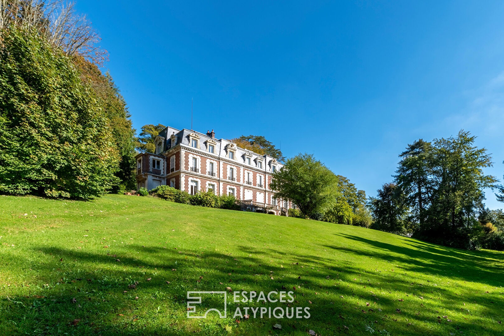 Appartement en rez de jardin au coeur d’un château du 19ème siècle