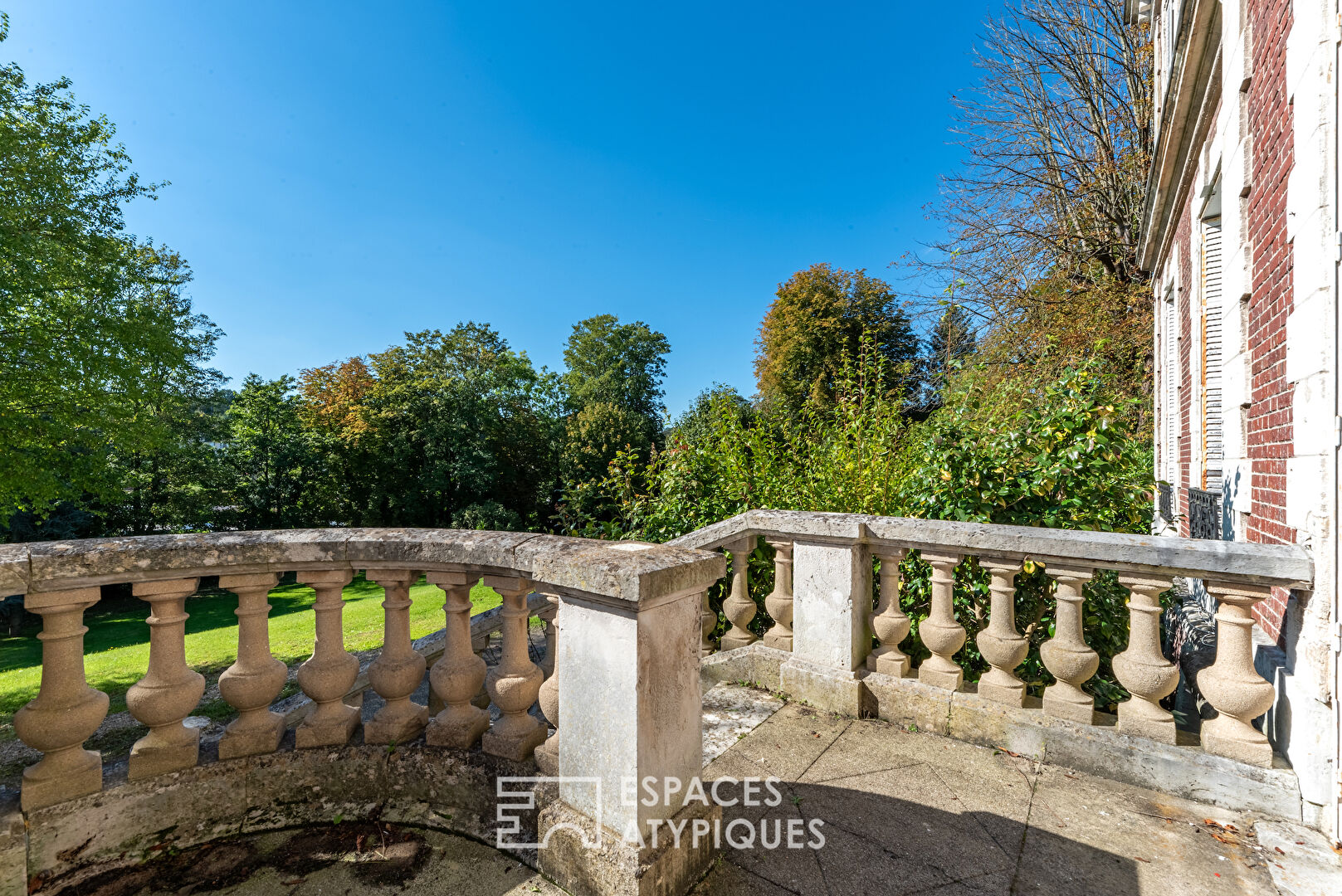 Appartement en rez de jardin au coeur d’un château du 19ème siècle