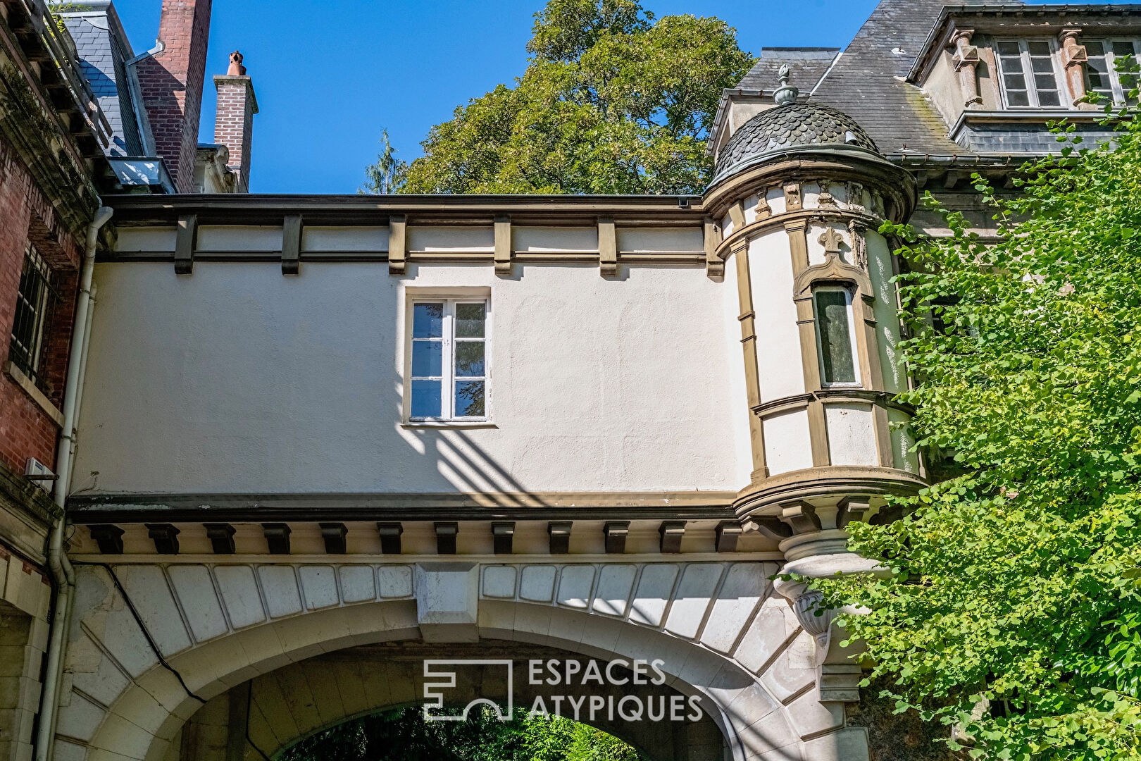 Appartement en rez de jardin au coeur d’un château du 19ème siècle