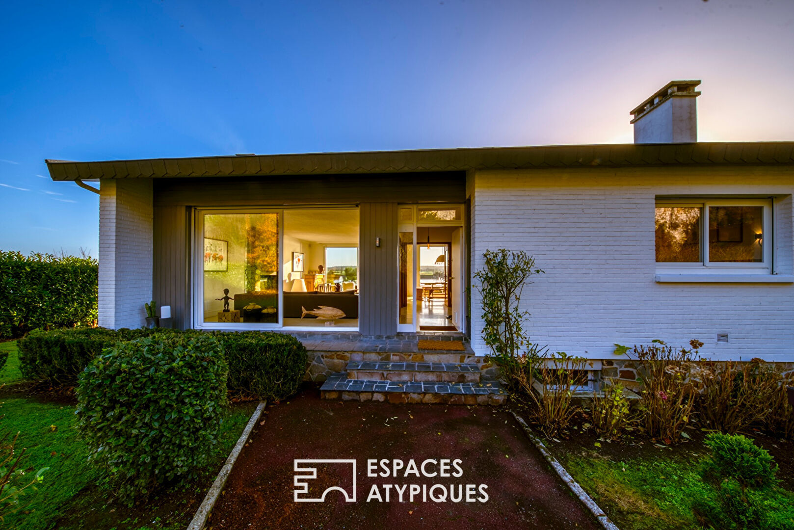 Maison de style californien, esprit seventies, en bord de Seine.