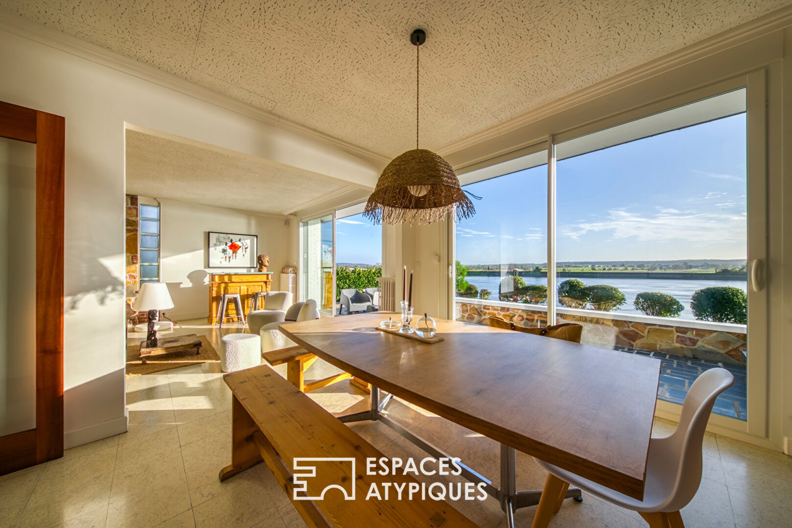 Maison de style californien, esprit seventies, en bord de Seine.