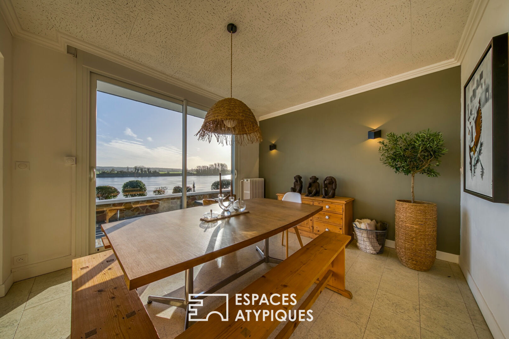 Maison de style californien, esprit seventies, en bord de Seine.