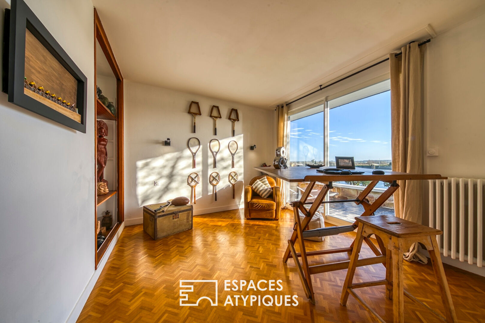 Maison de style californien, esprit seventies, en bord de Seine.