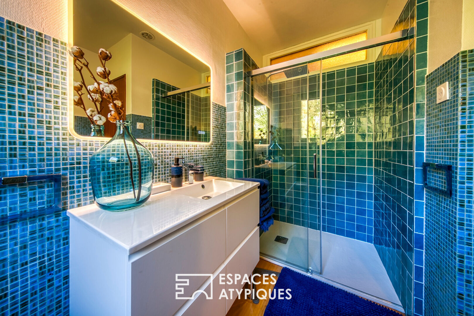Maison de style californien, esprit seventies, en bord de Seine.