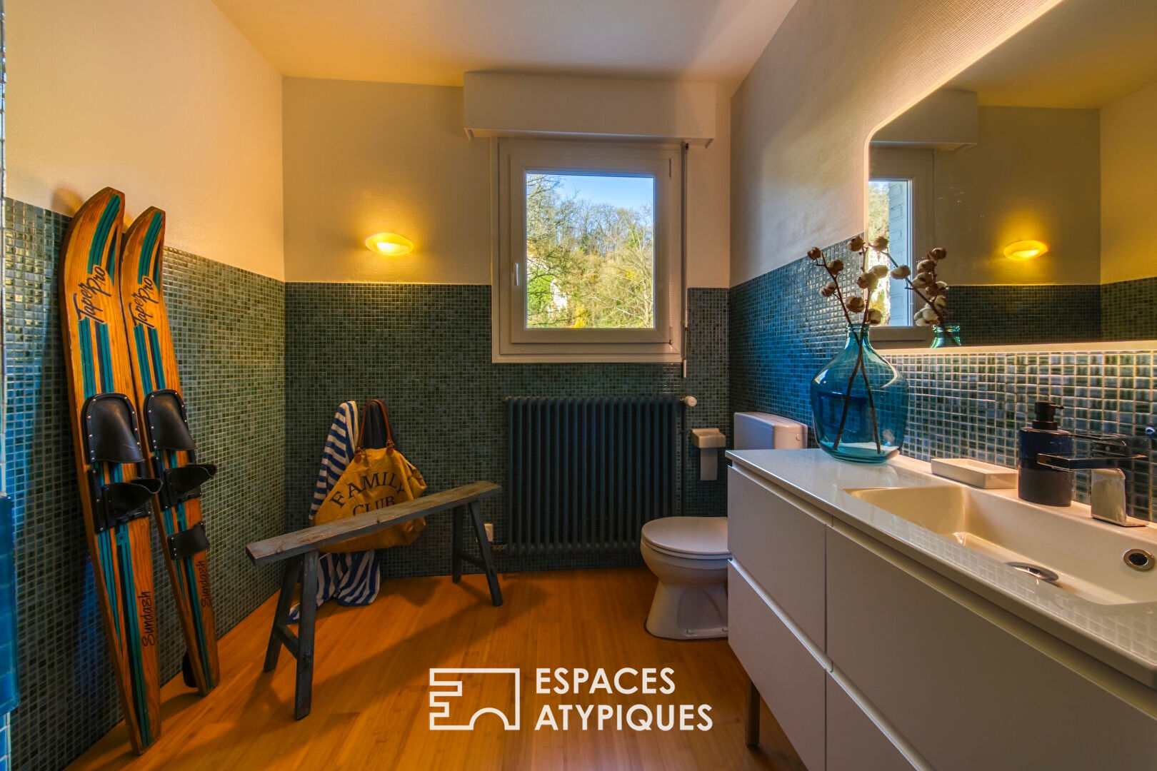 Maison de style californien, esprit seventies, en bord de Seine.