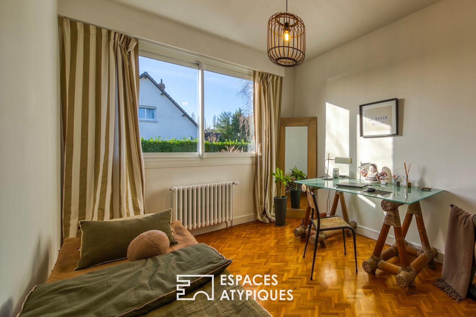 Maison de style californien, esprit seventies, en bord de Seine.
