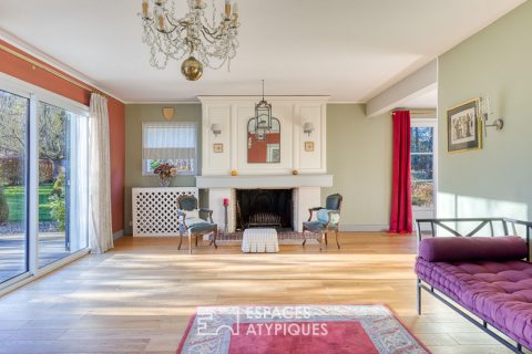 Renovated 1967 house and its two outbuildings on its landscaped park