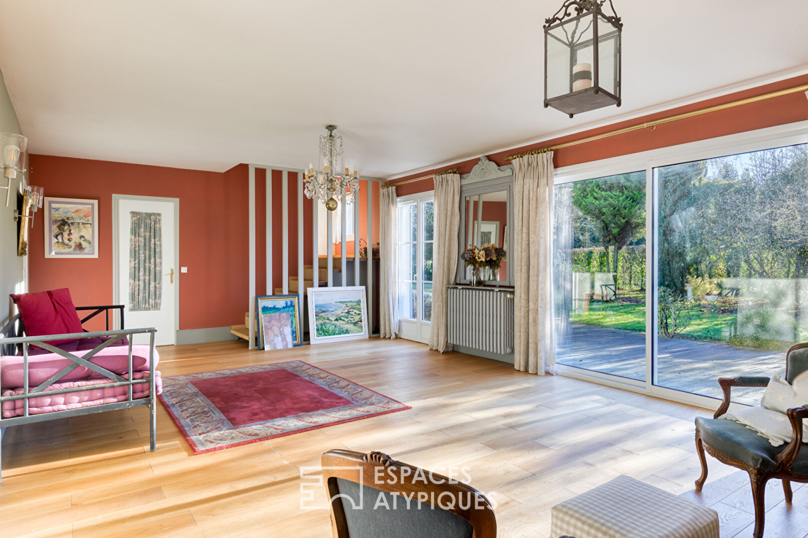 Renovated 1967 house and its two outbuildings on its landscaped park