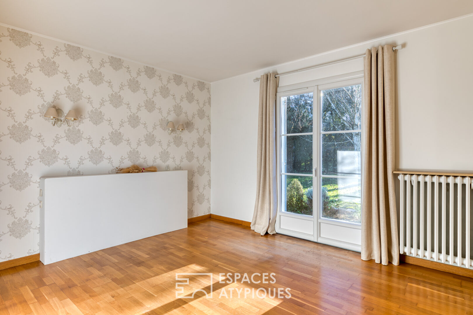 Renovated 1967 house and its two outbuildings on its landscaped park