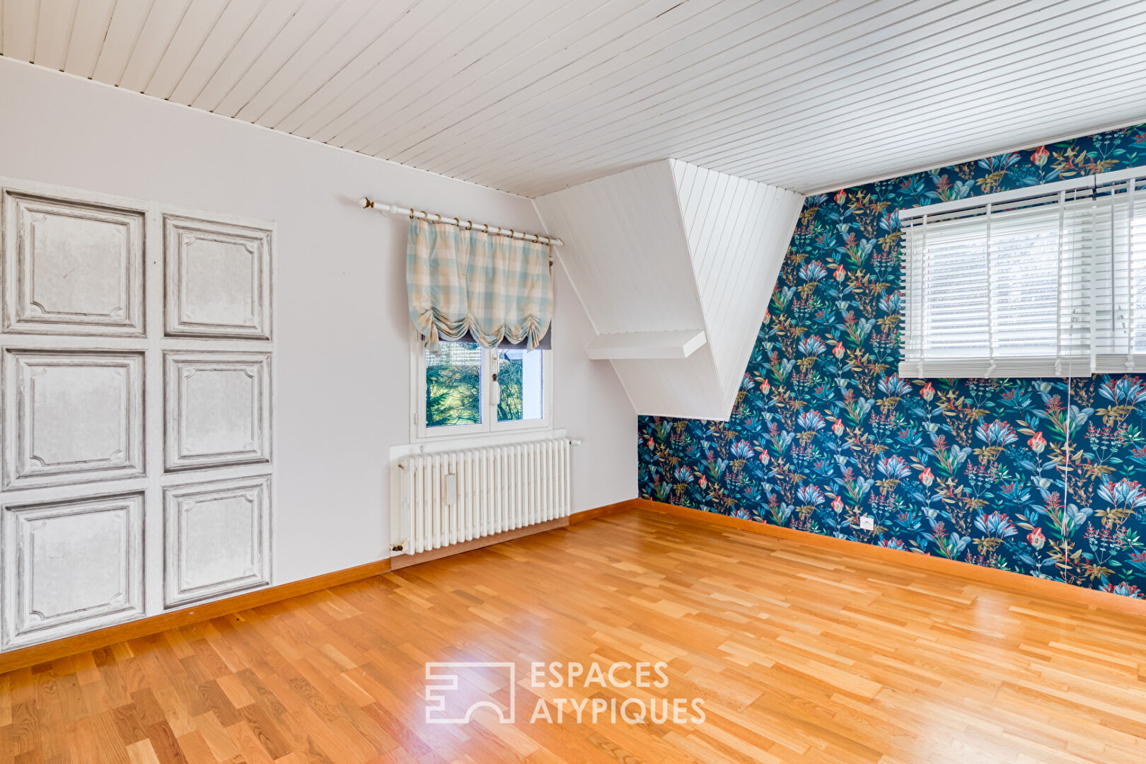 Renovated 1967 house and its two outbuildings on its landscaped park