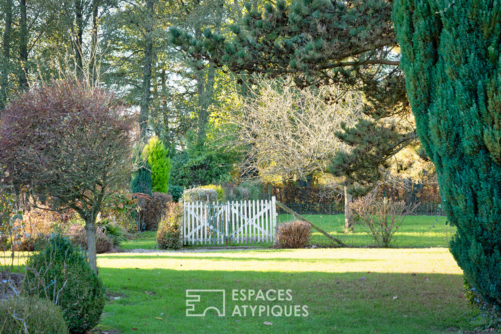 Renovated 1967 house and its two outbuildings on its landscaped park