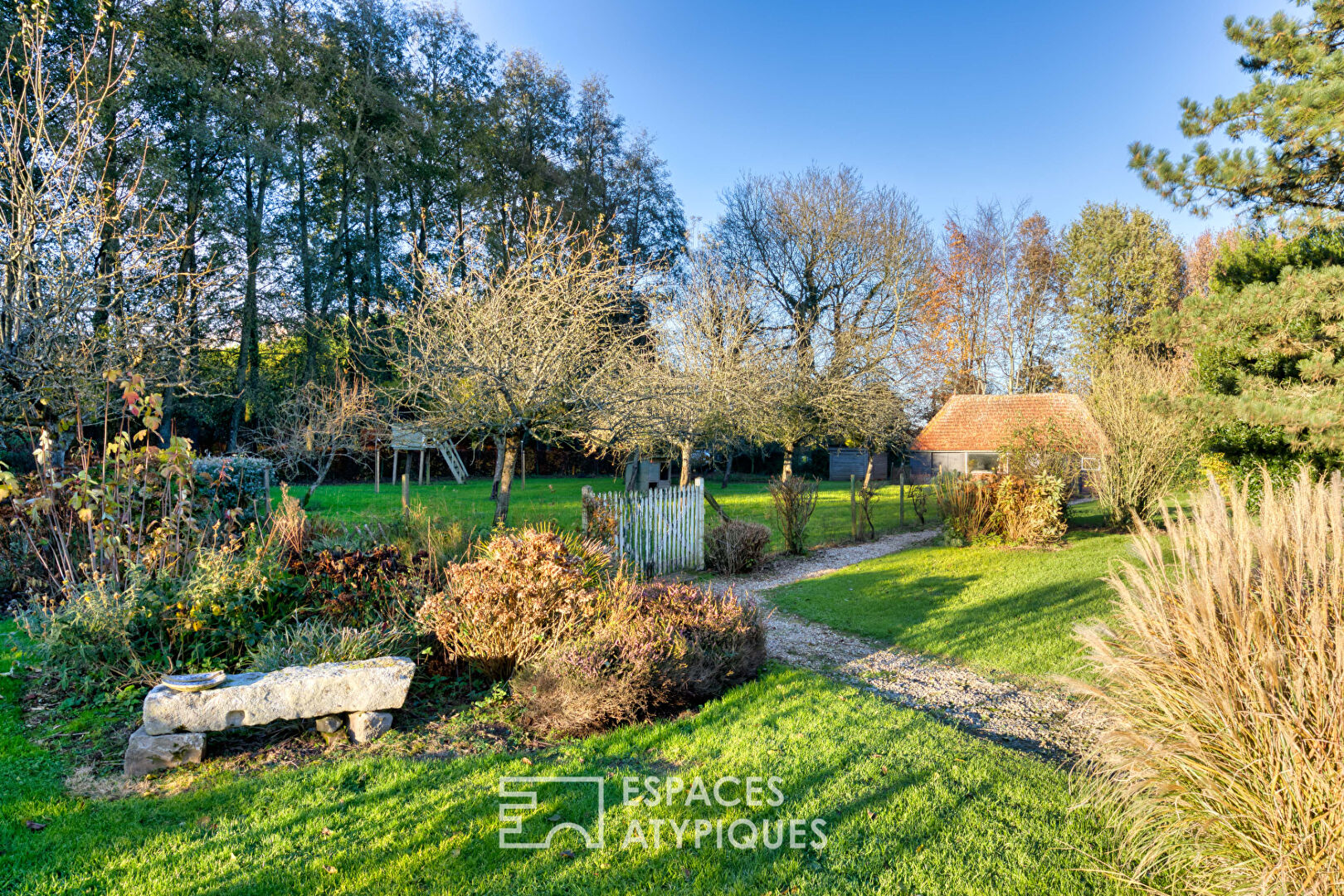 Renovated 1967 house and its two outbuildings on its landscaped park