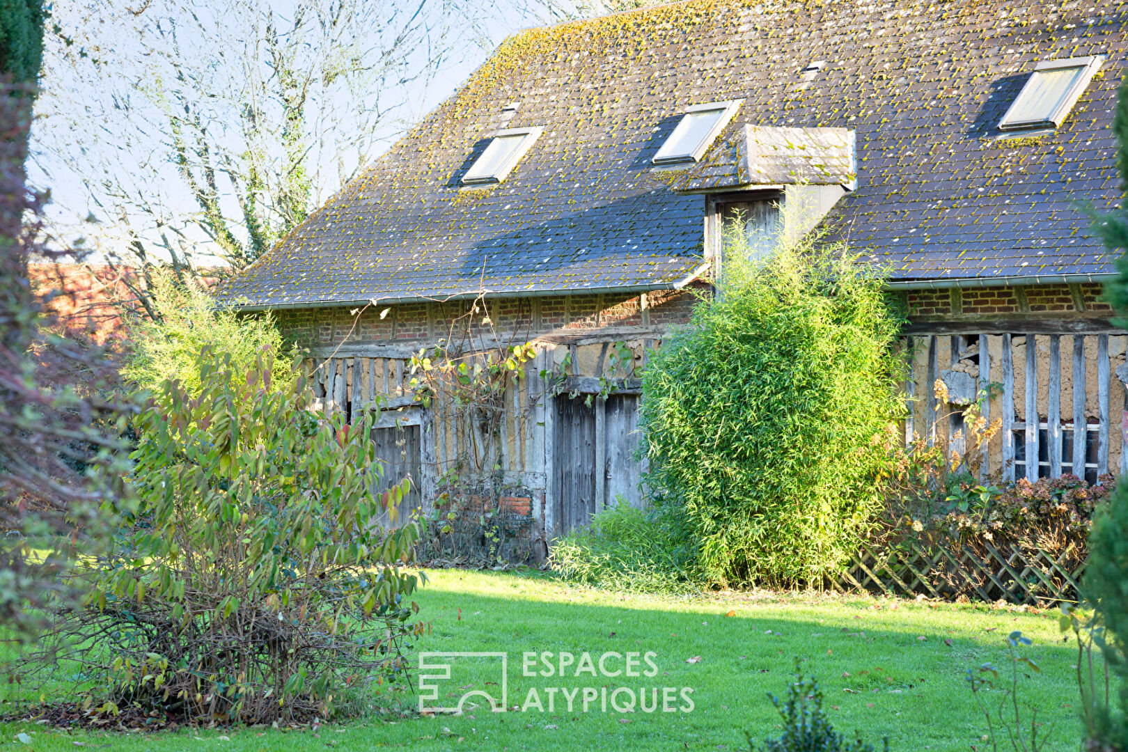 Renovated 1967 house and its two outbuildings on its landscaped park