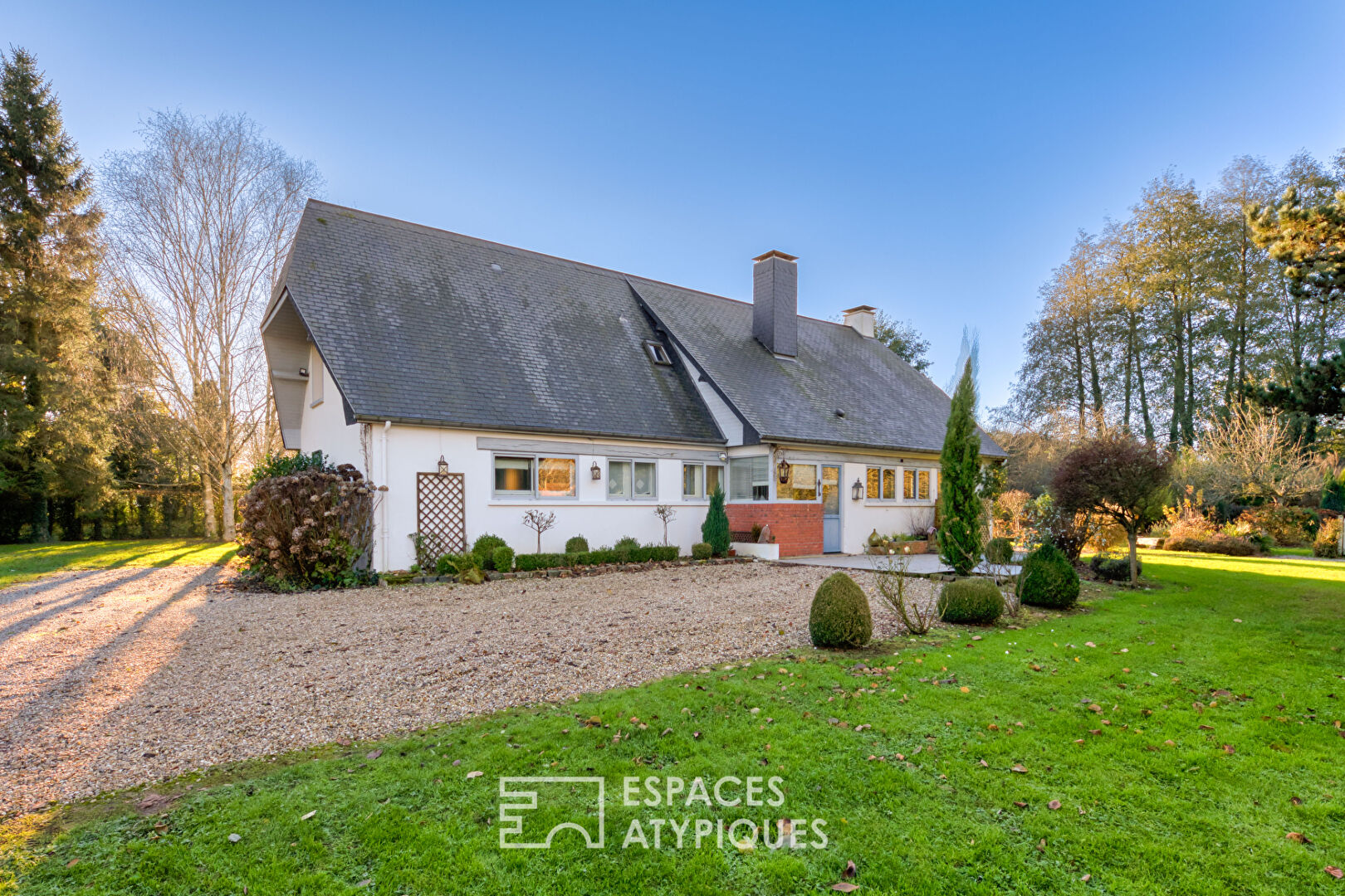 Renovated 1967 house and its two outbuildings on its landscaped park