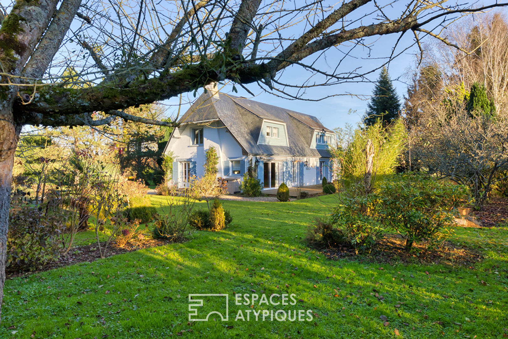 Renovated 1967 house and its two outbuildings on its landscaped park