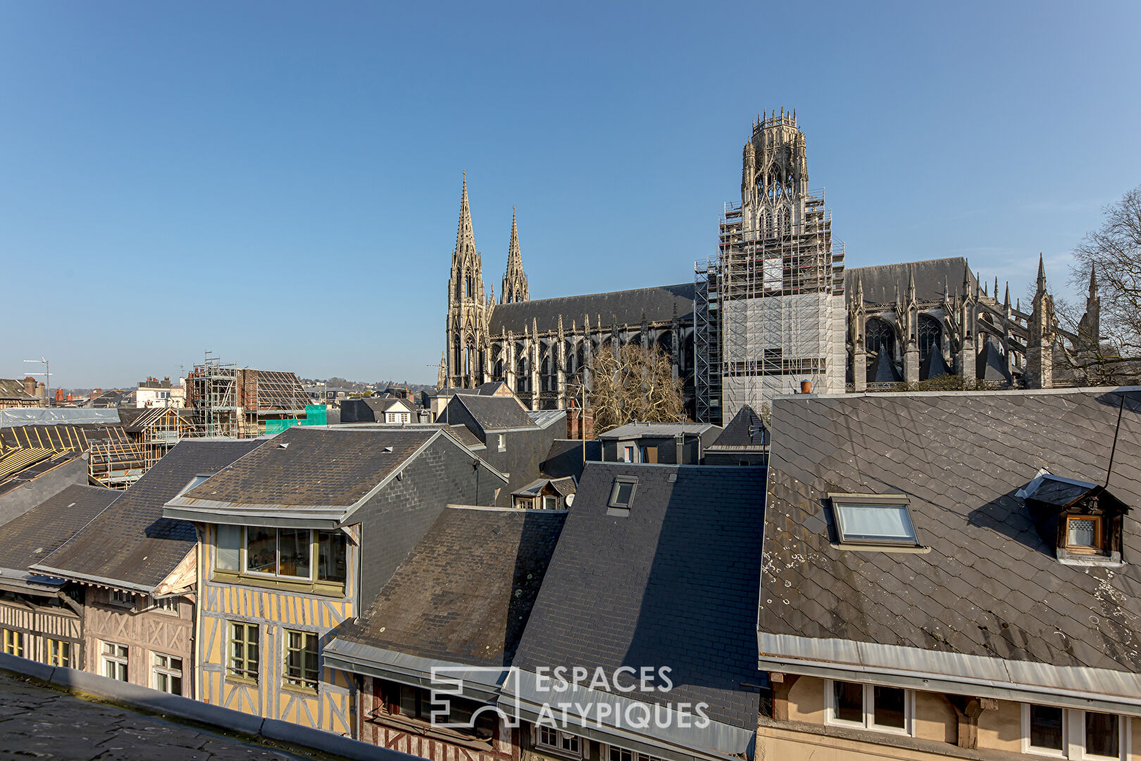 Furnished and renovated duplex in the heart of a historic district