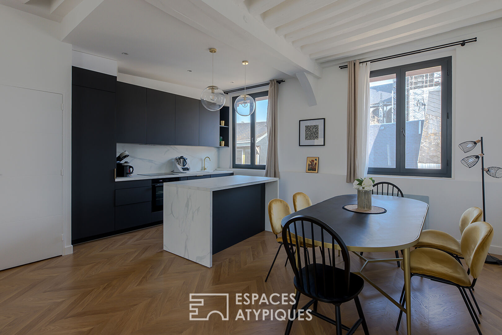 Furnished and renovated duplex in the heart of a historic district