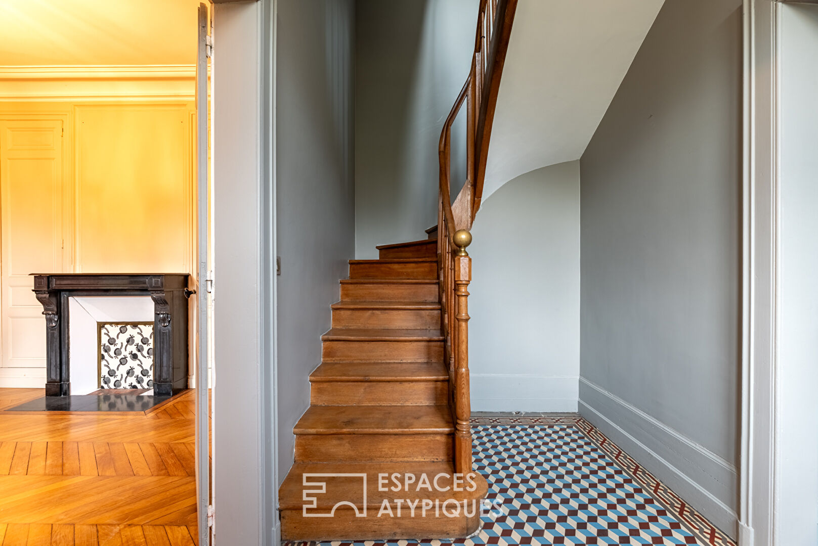 Bourgeois house with contemporary extension