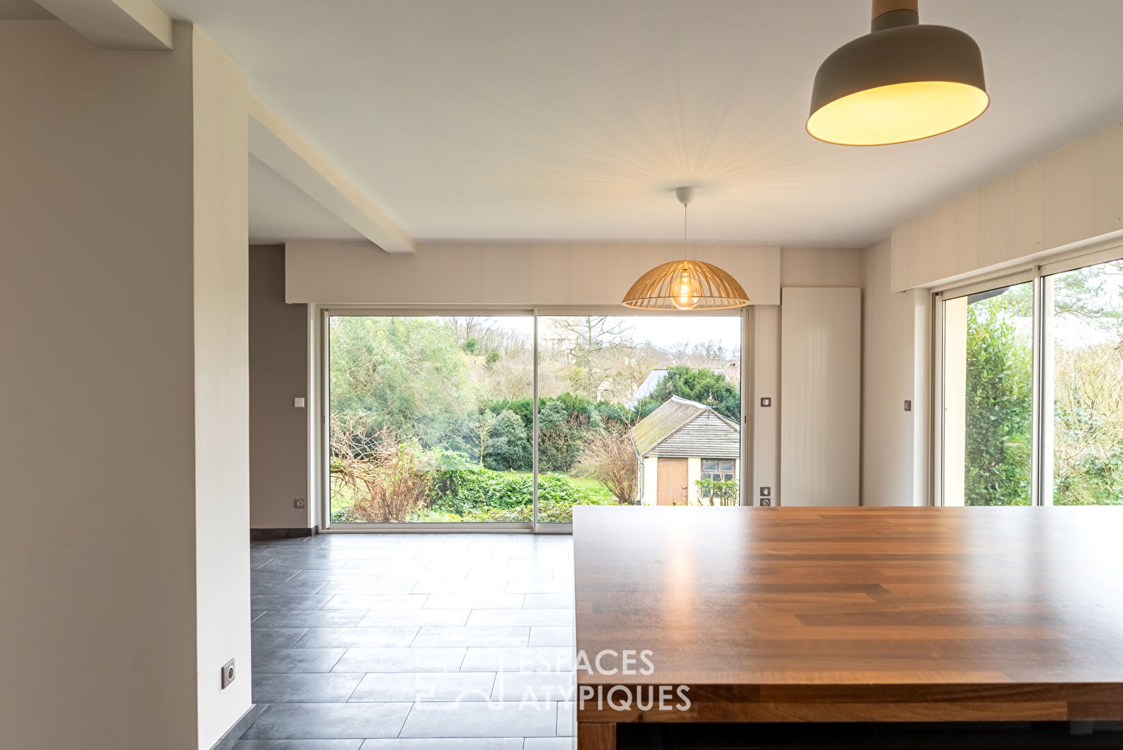 Bourgeois house with contemporary extension