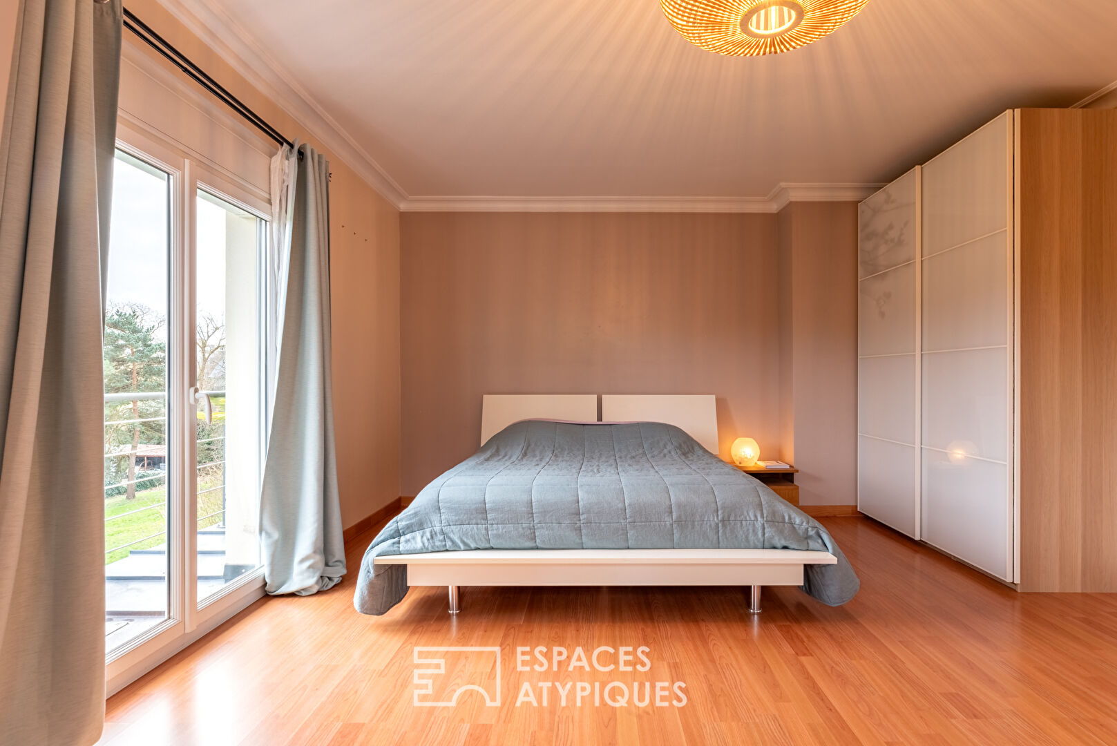 Bourgeois house with contemporary extension