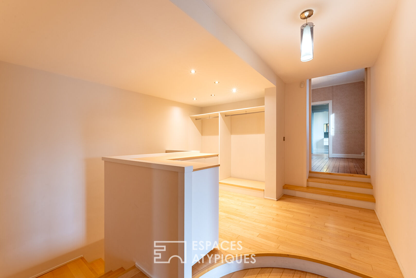 Bourgeois house with contemporary extension