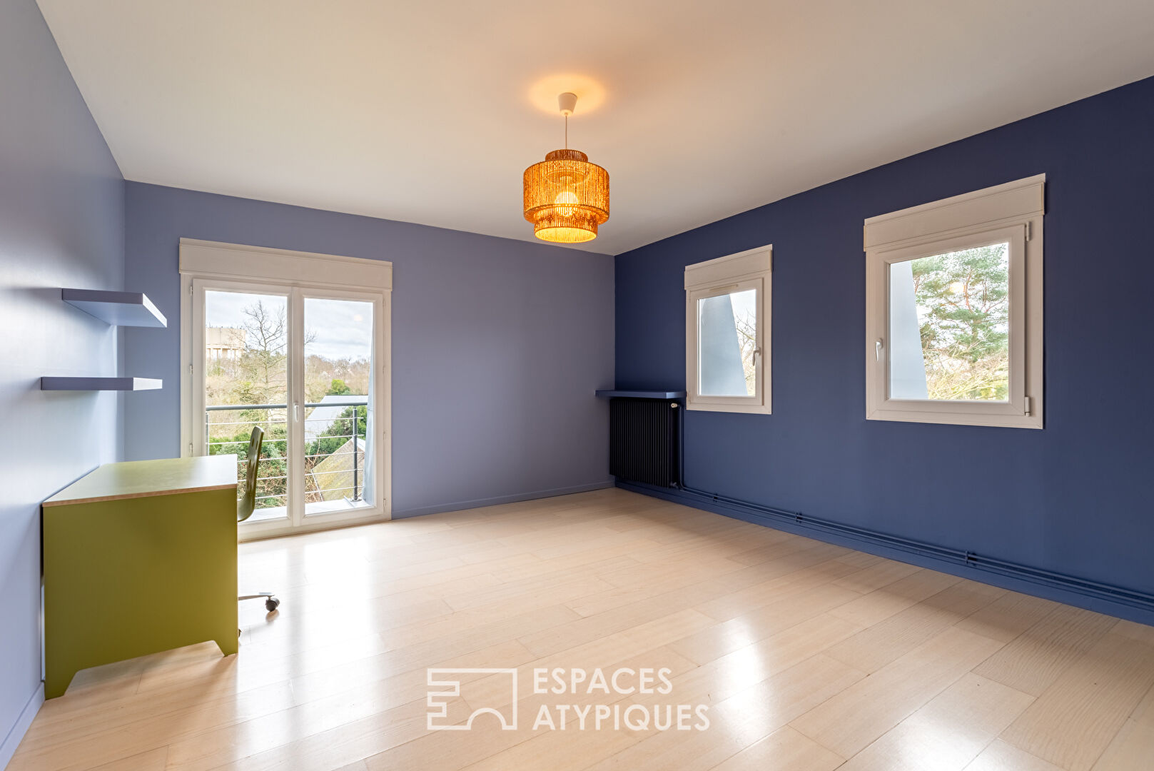 Bourgeois house with contemporary extension