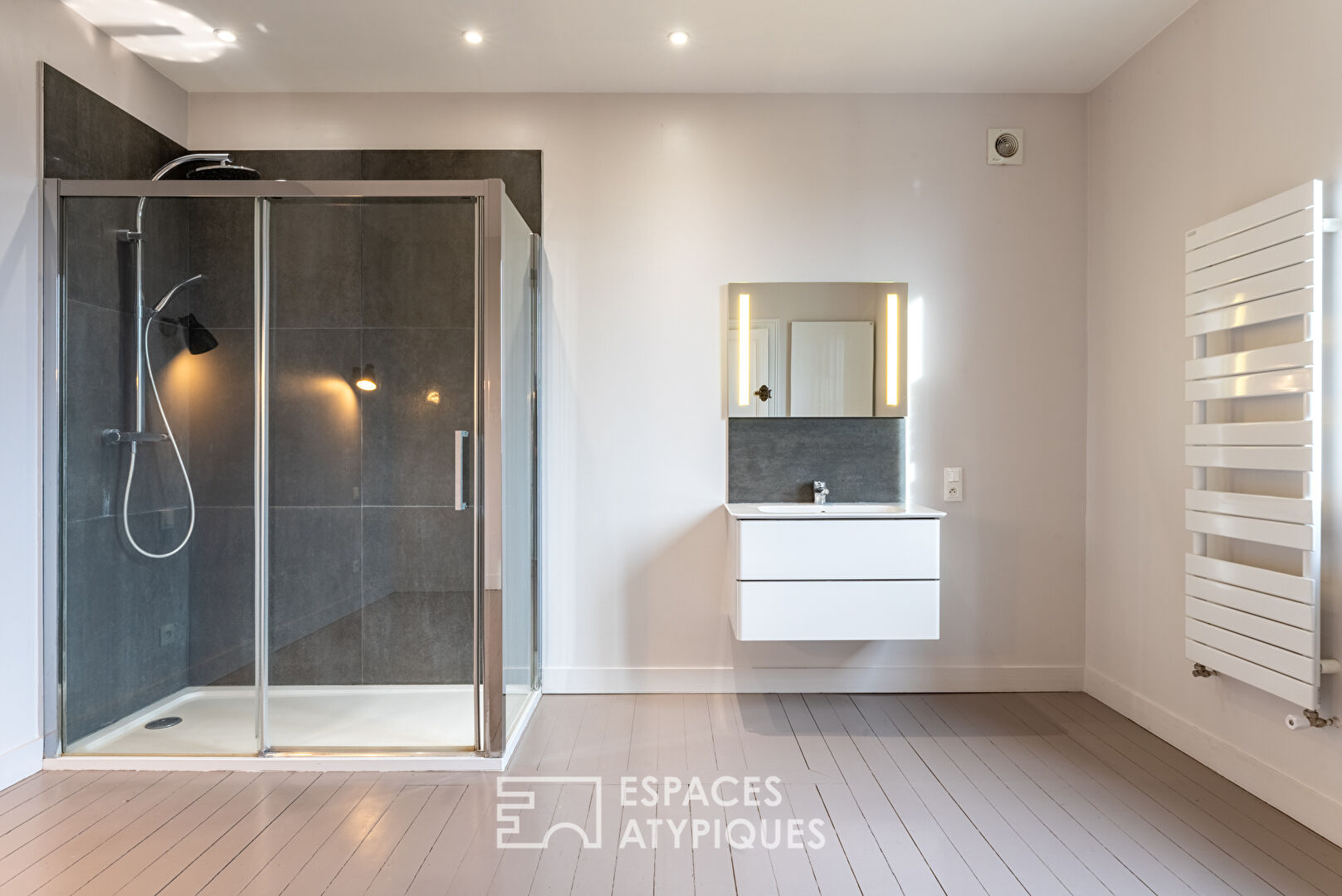 Bourgeois house with contemporary extension