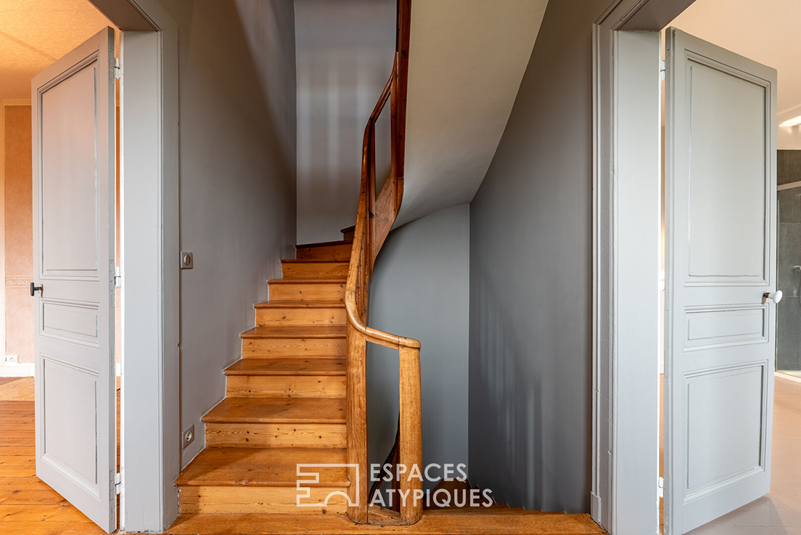 Bourgeois house with contemporary extension
