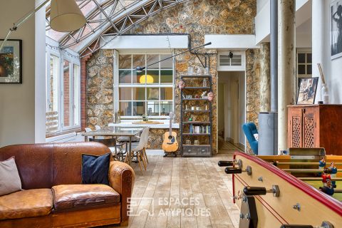 Bourgeois house with extension and swimming pool
