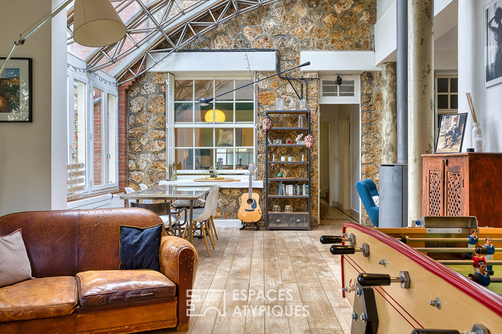 Bourgeois house with extension and swimming pool