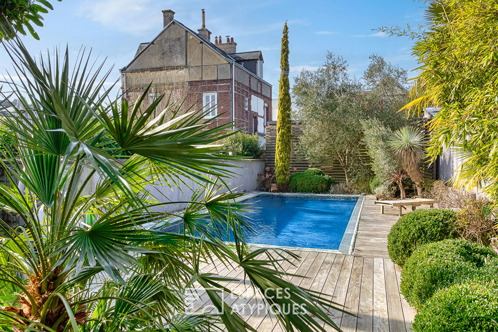 Bourgeois house with extension and swimming pool