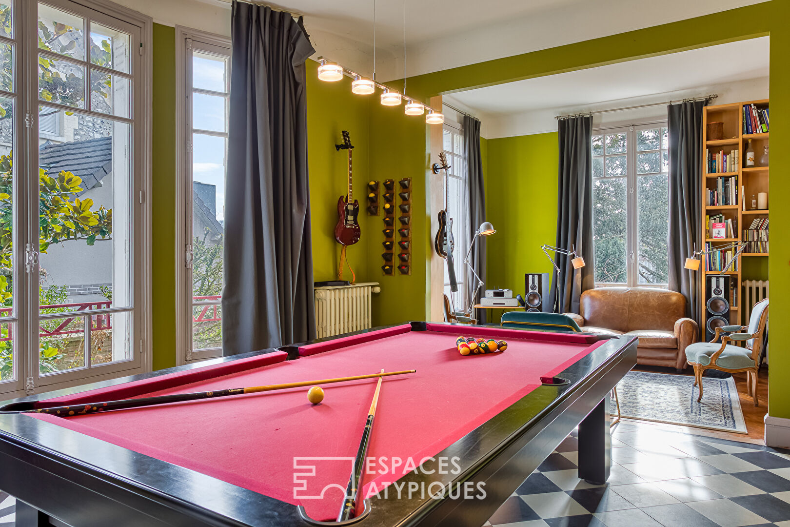 Bourgeois house with extension and swimming pool