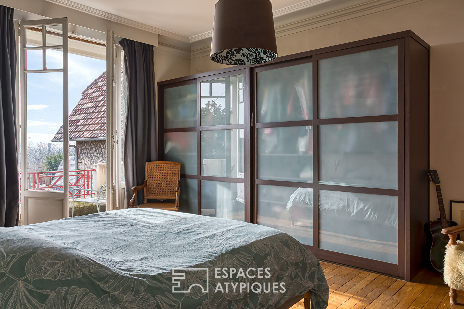 Bourgeois house with extension and swimming pool