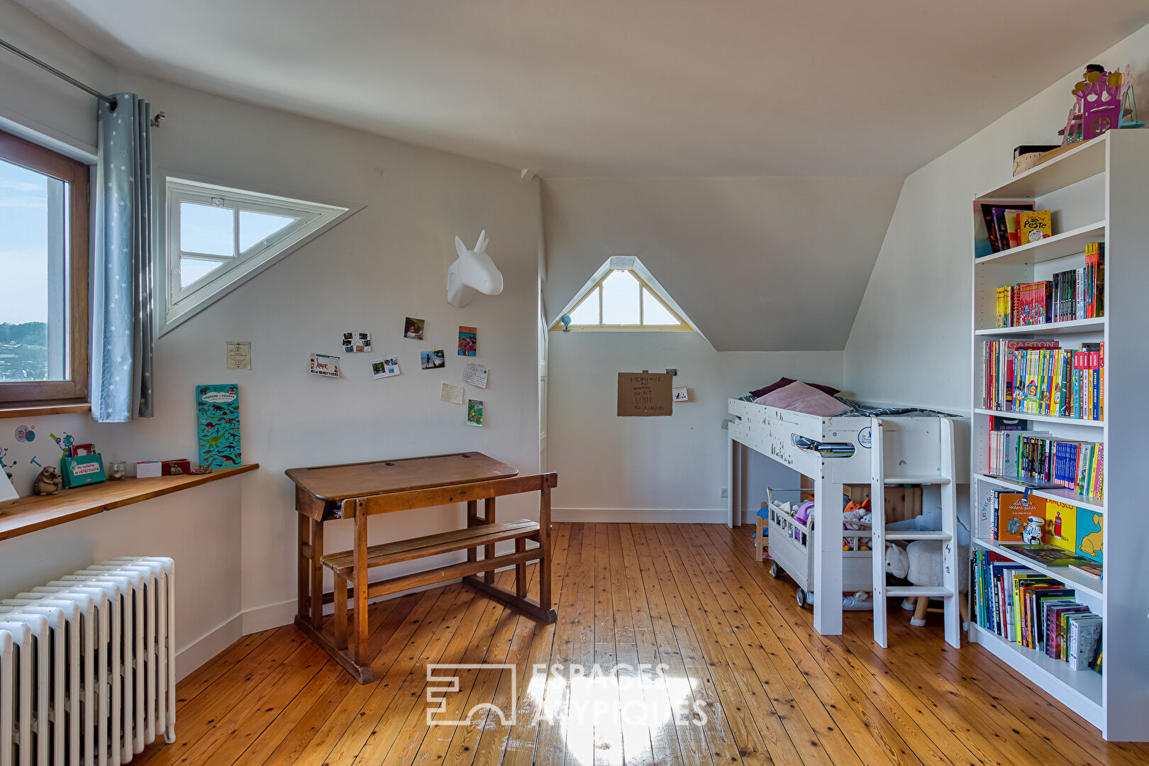 Bourgeois house with extension and swimming pool
