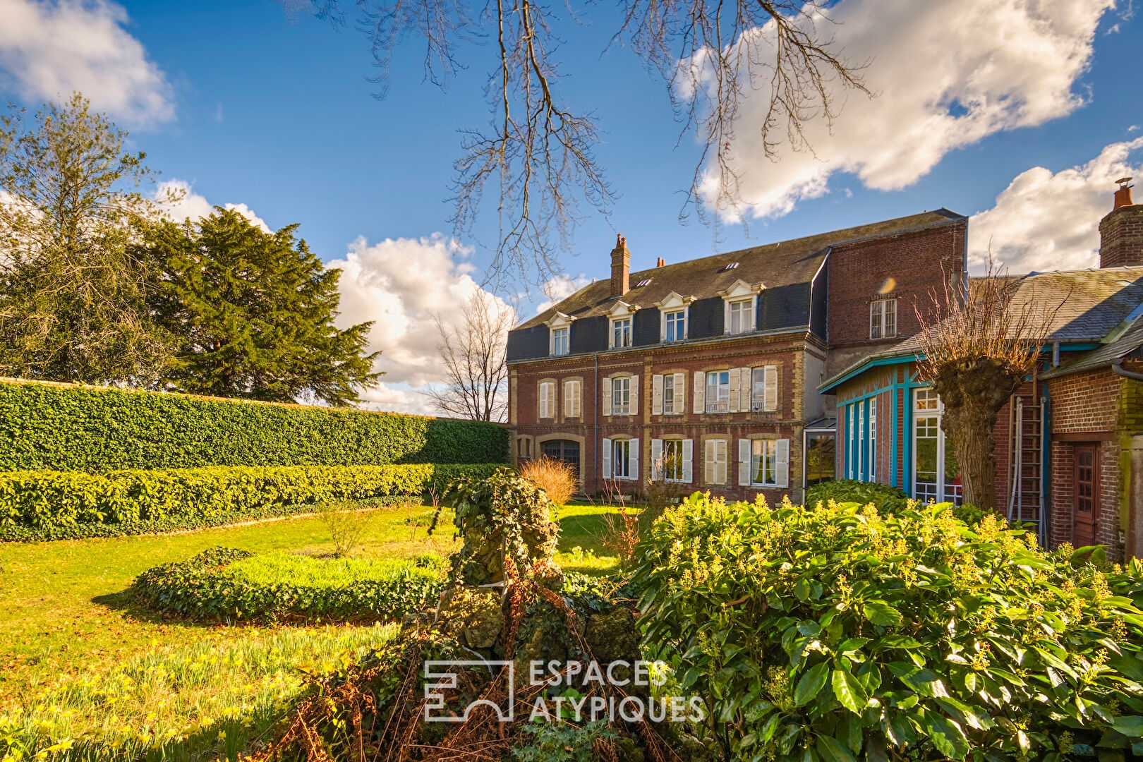 Maison de famille en centre ville avec jardin et dépendances
