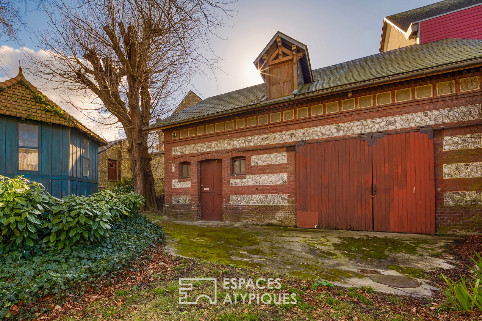 Maison de famille en centre ville avec jardin et dépendances